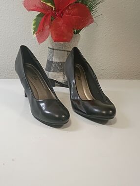 comfort plus by Predictions Black Round-Toe Heels